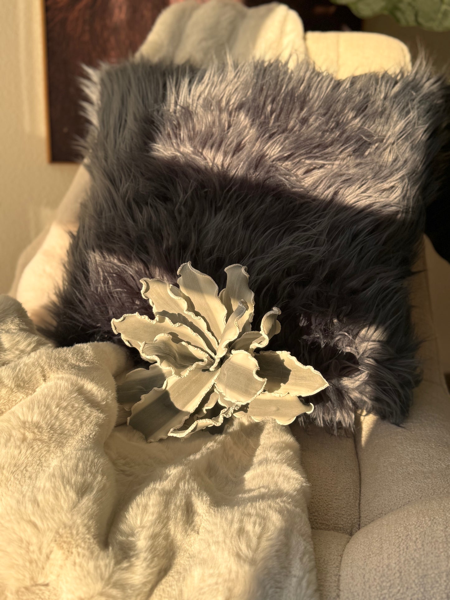 Kissen Langhaaroptik Tibet long hair sheep von Lavandoux in Grau 60 x 60 cm