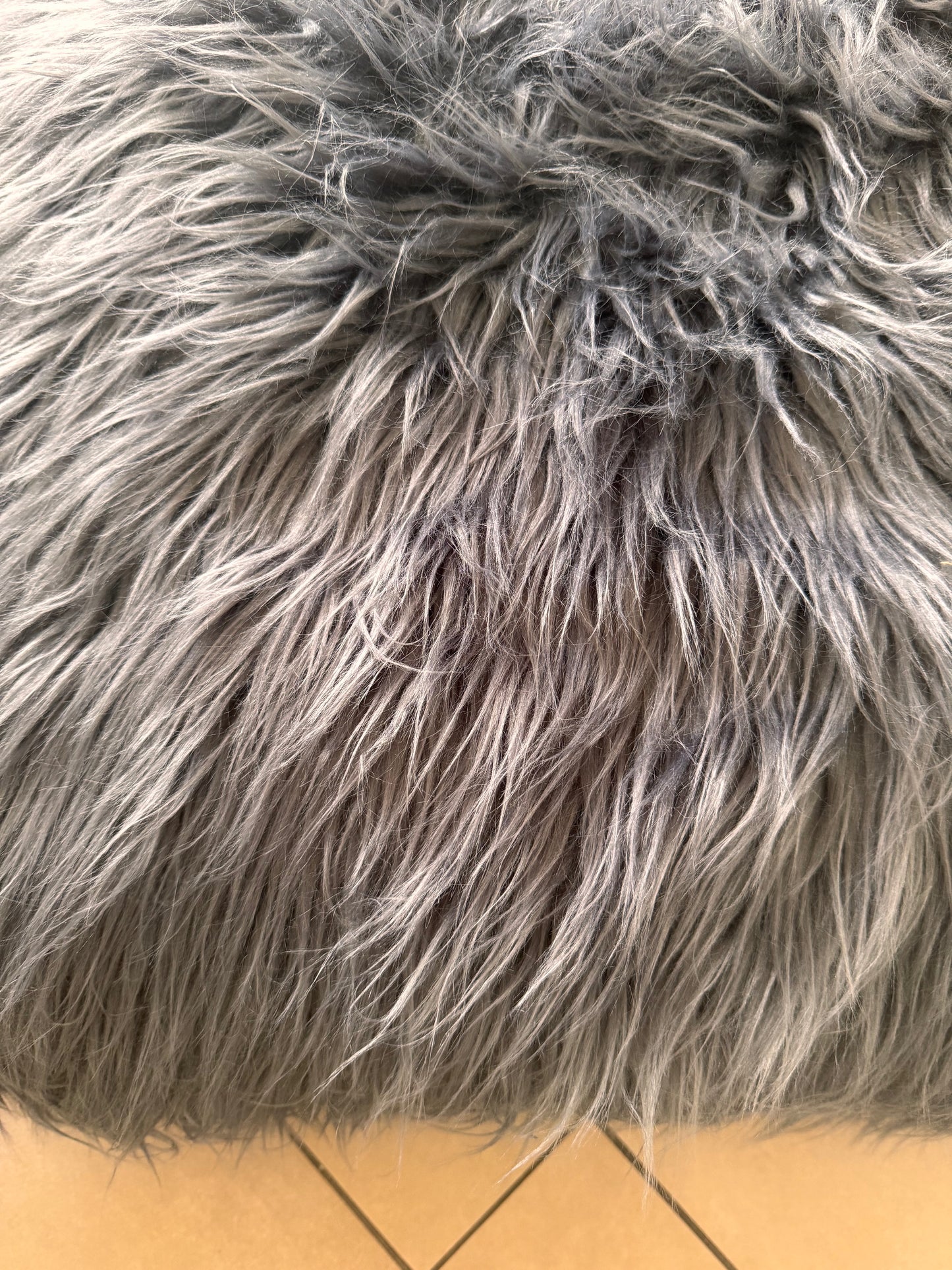 Kissen Langhaaroptik Tibet long hair sheep von Lavandoux in Grau 60 x 60 cm