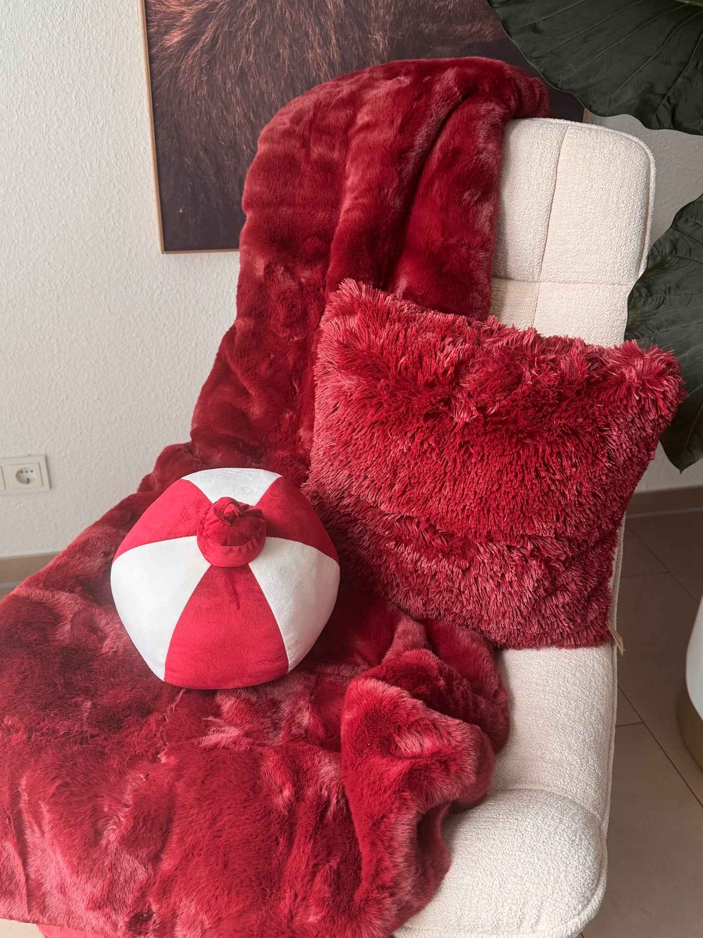 Wohnkissen Fluffy in Bordeaux Rot 45x45 cm von Dutch Decor