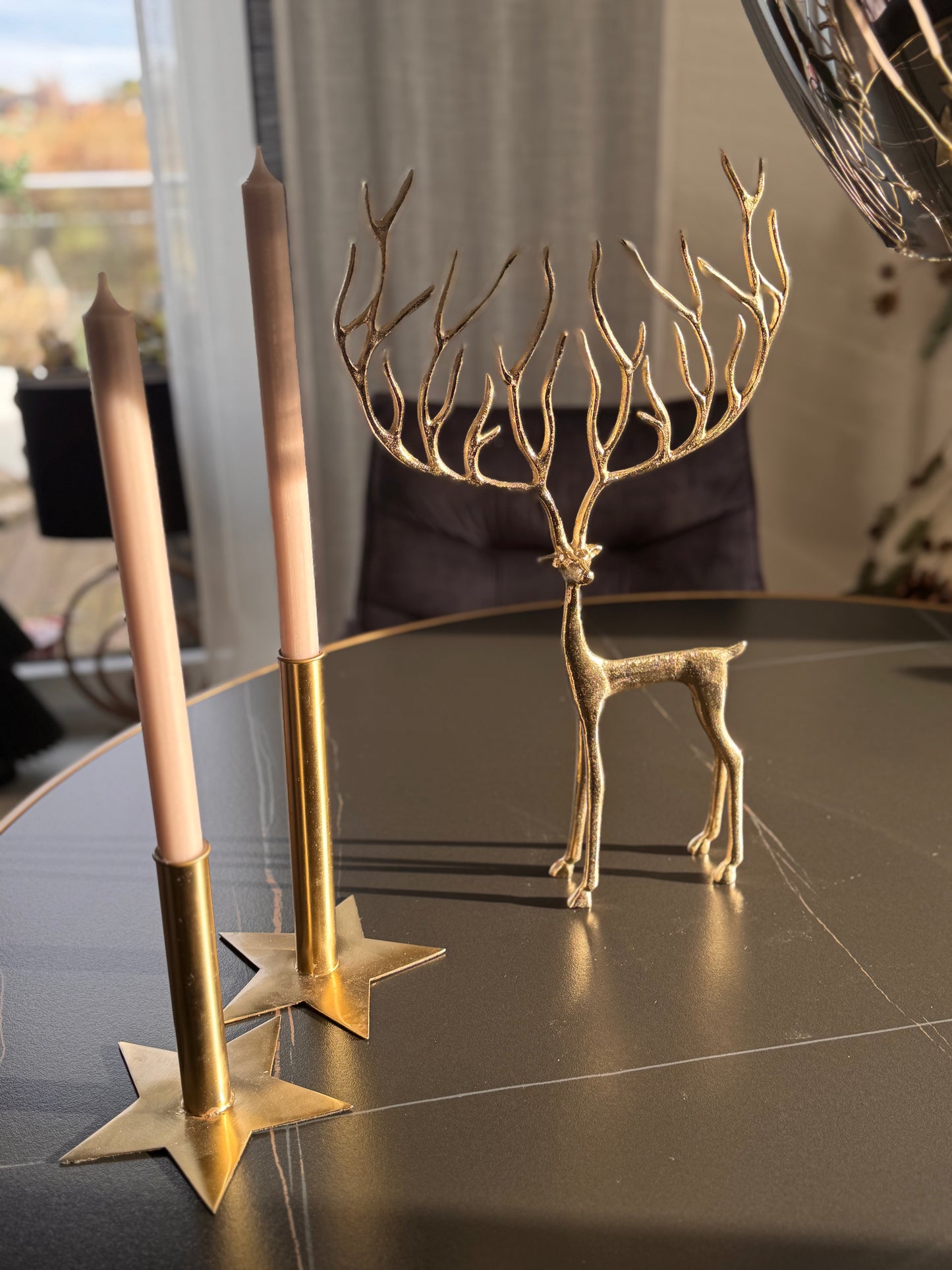 Eleganter Hirsch in Gold mit außergewönlichen Geweih 48 cm