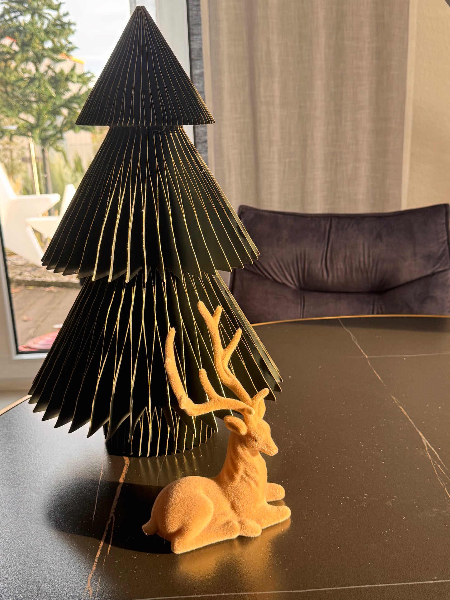 Hirsch sitzend beflockt in Beige 20 cm