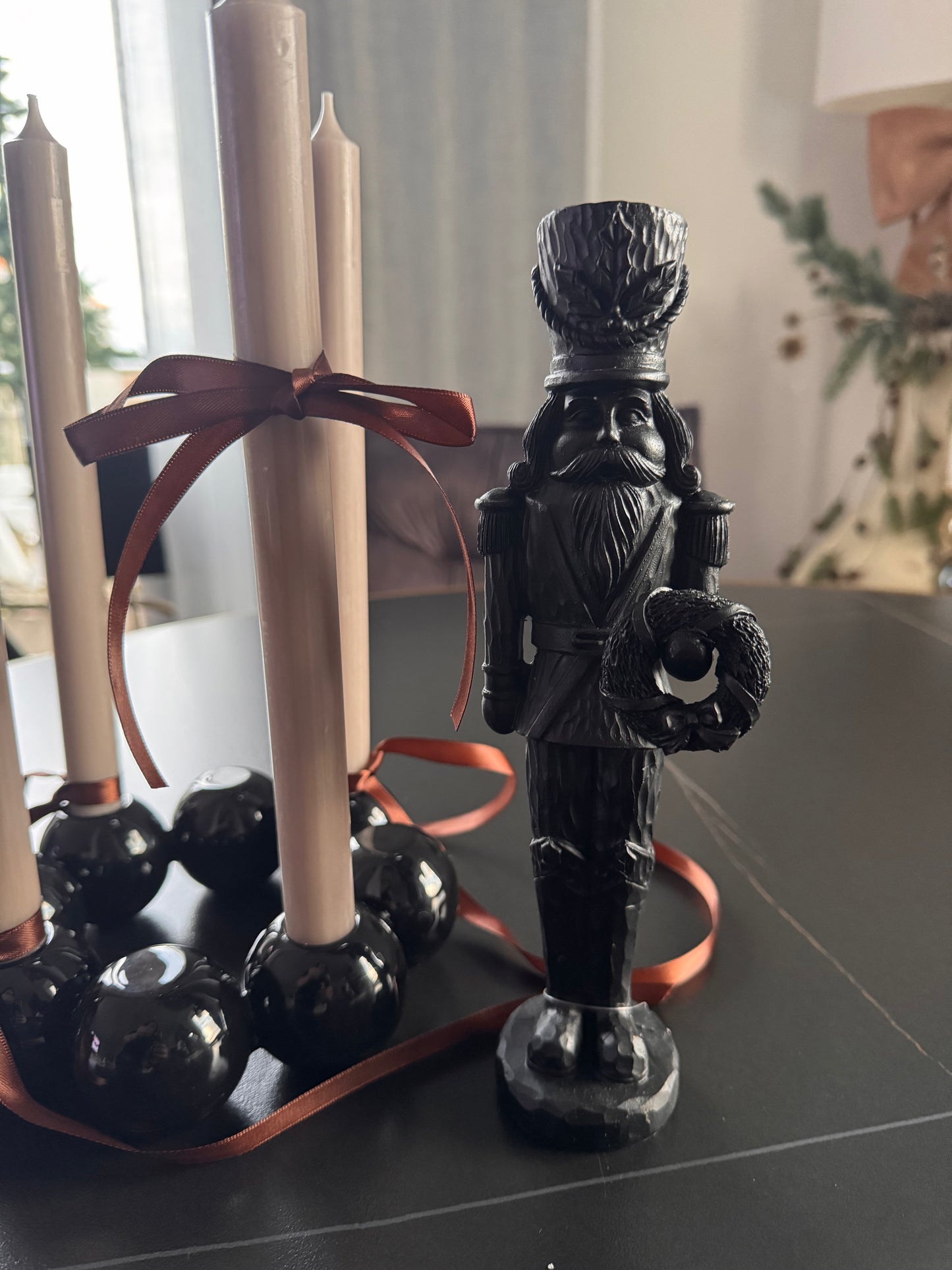 Klassischer Nussknacker in Schwarz von Exner