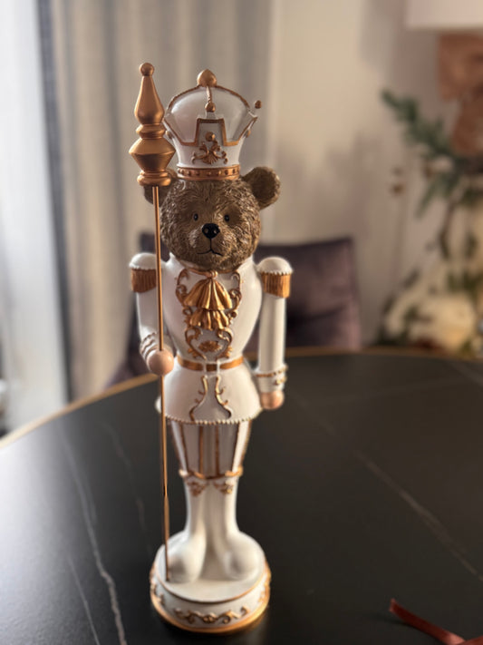 Dekorative Bärenfigur als Nussknacker in Weiß/Gold von Colmore