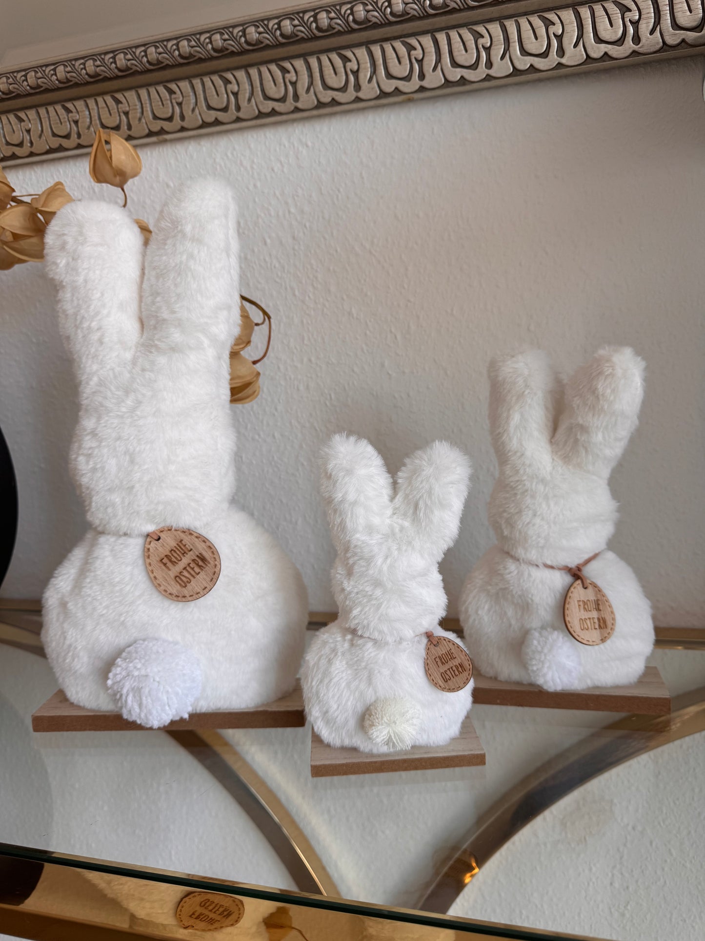 Flauschiger Deko-Hase in Weiß auf Holzsockel von Corios  18 cm
