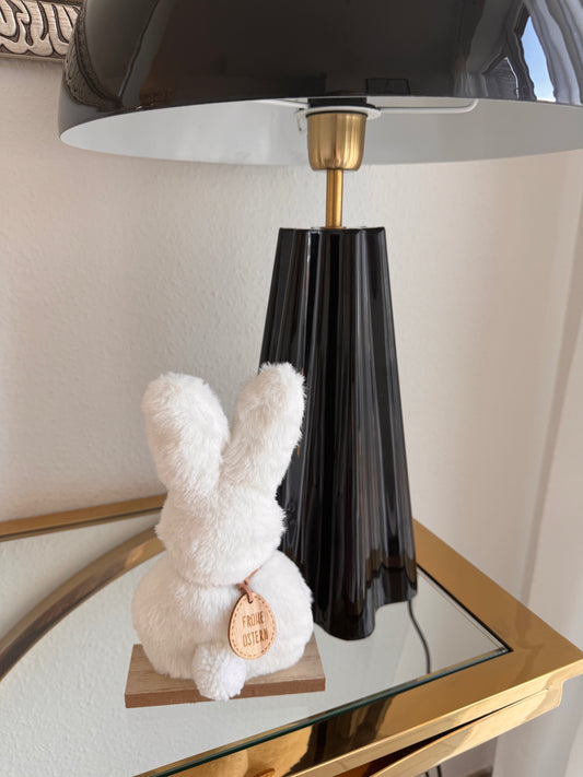 Flauschiger Deko-Hase in Weiß auf Holzsockel von Corios  18 cm