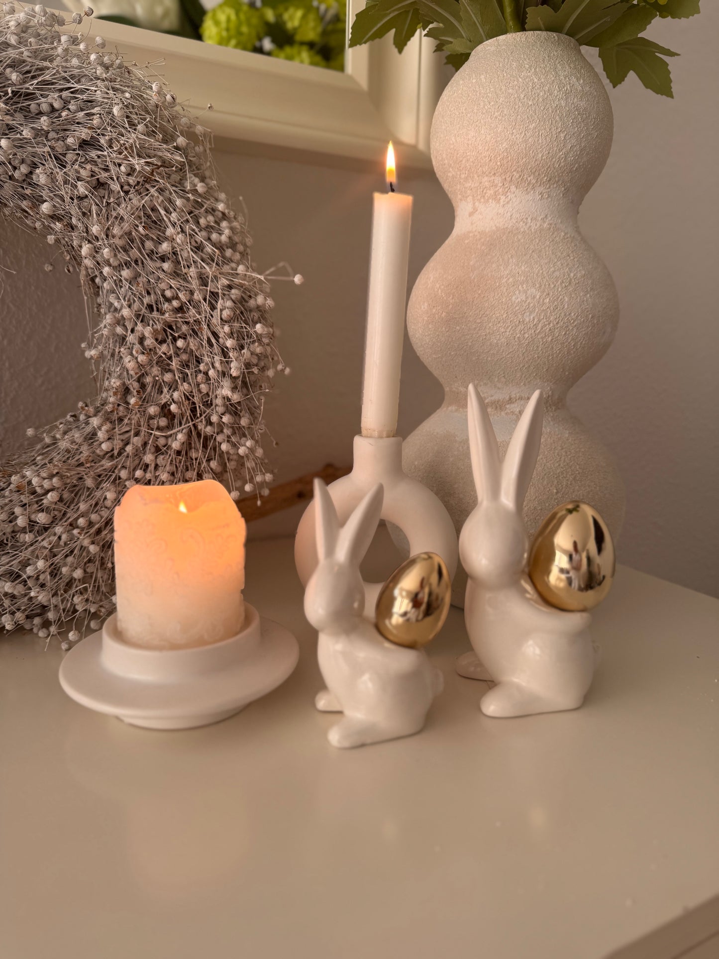 Keramik Hase Carlo mit goldenem Ei 13 cm von Willeke