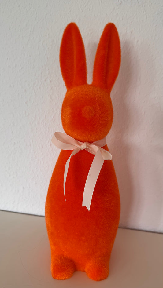 Osterhase stehend beflockt in Orange 40 cm von H.U.Scheulen