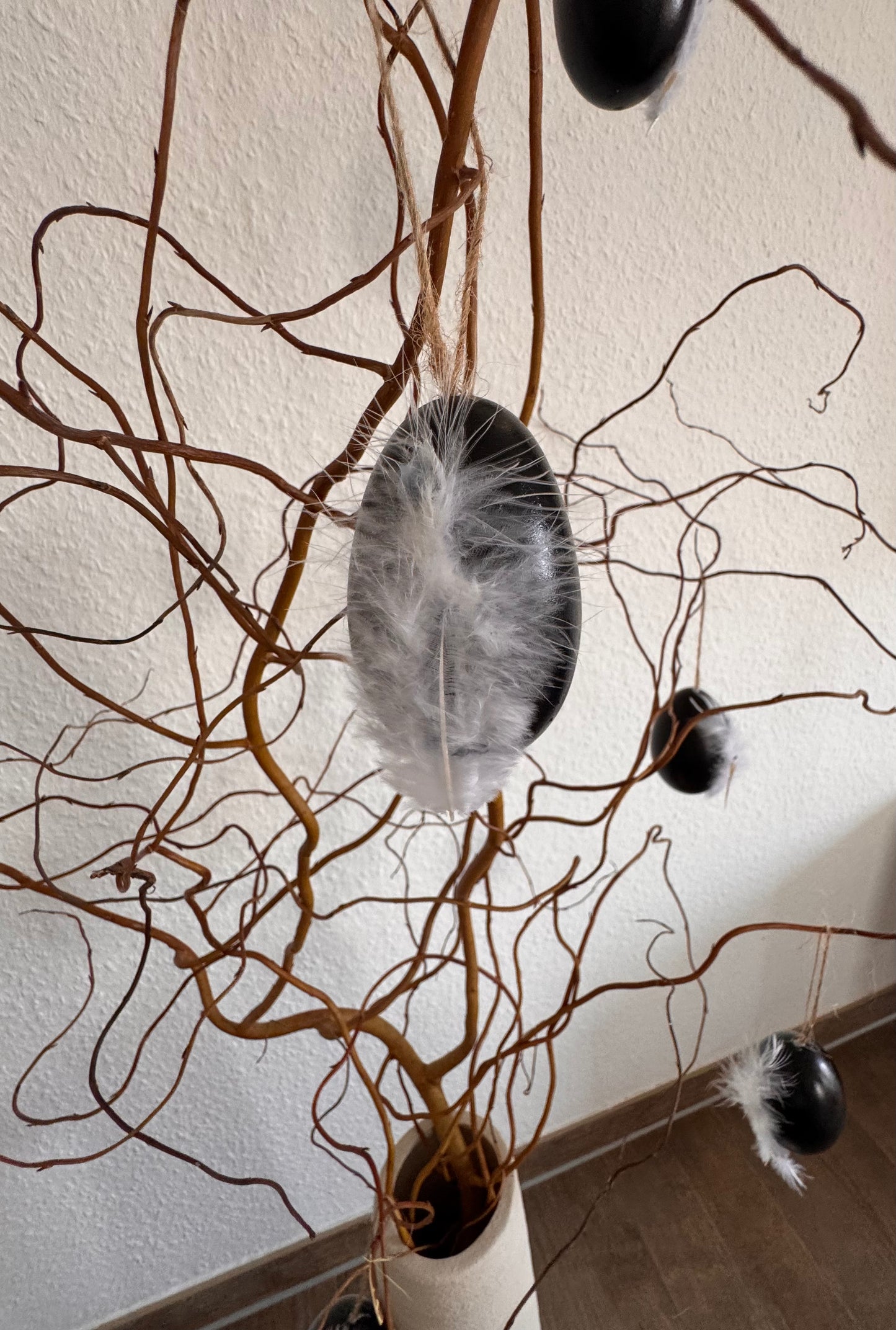 Deko-Ostereier schwarz matt mit Feder 6er Set von Exner