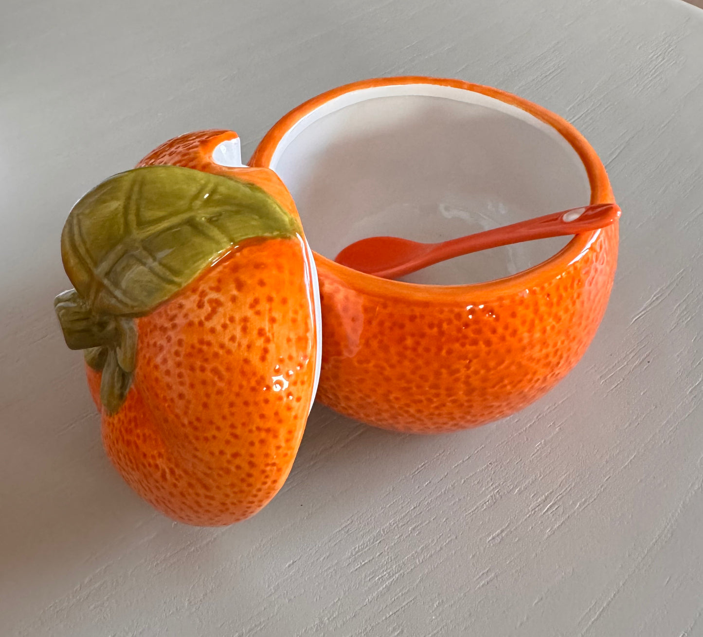 Orange Marmeladentopf  mit Löffel