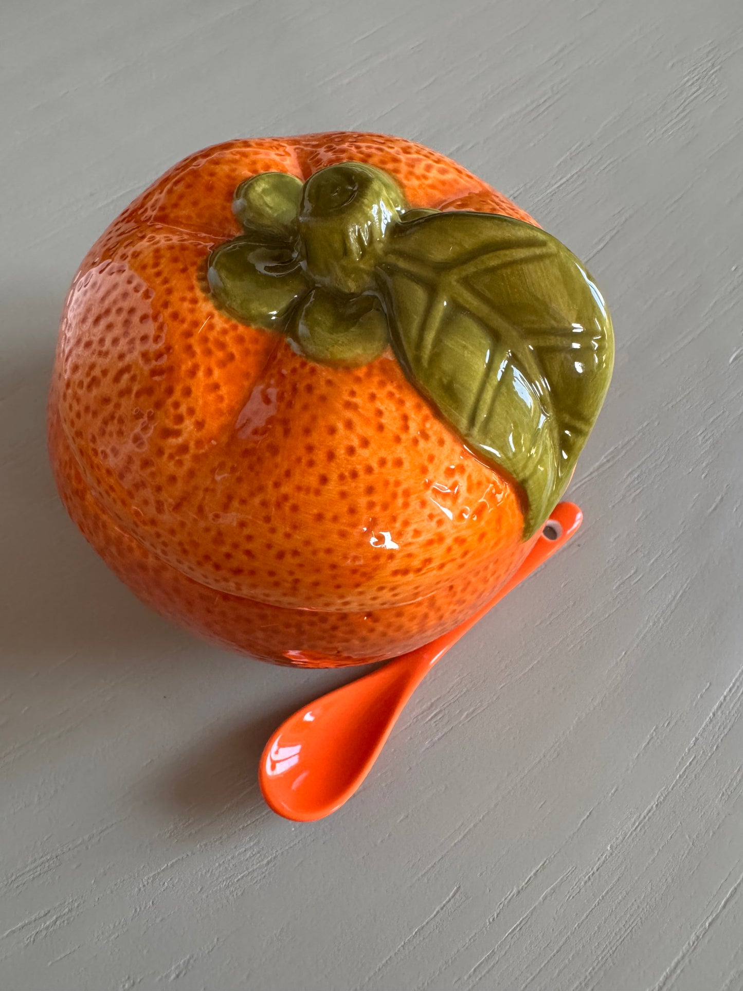 Orange Marmeladentopf  mit Löffel