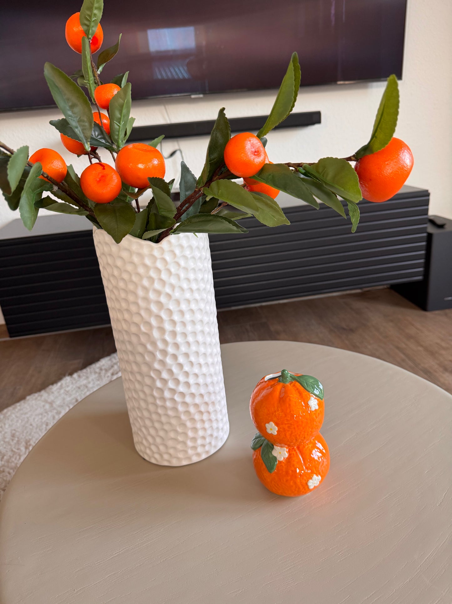 Orangen-Vase mit weißen Blüten