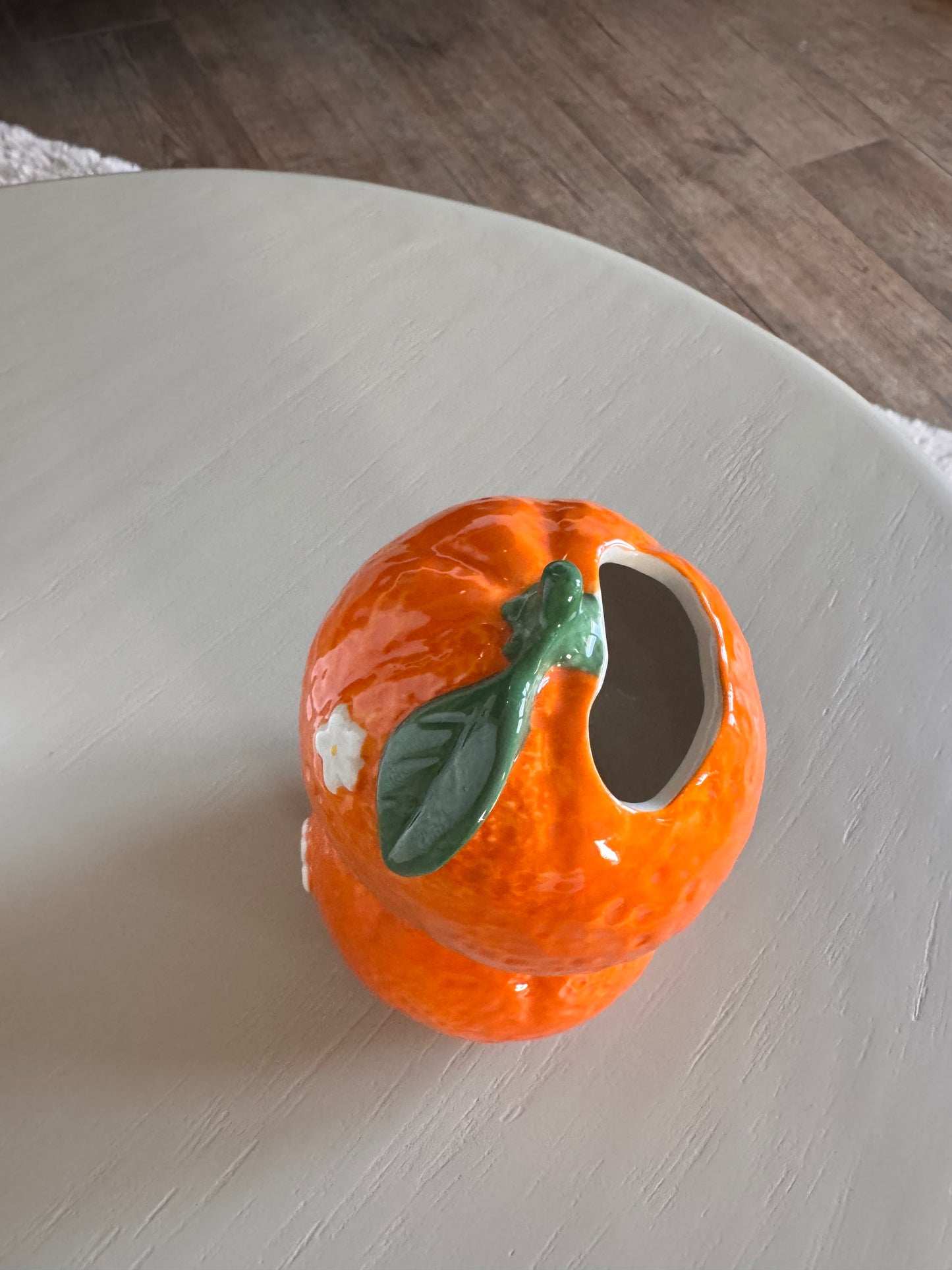 Orangen-Vase mit weißen Blüten