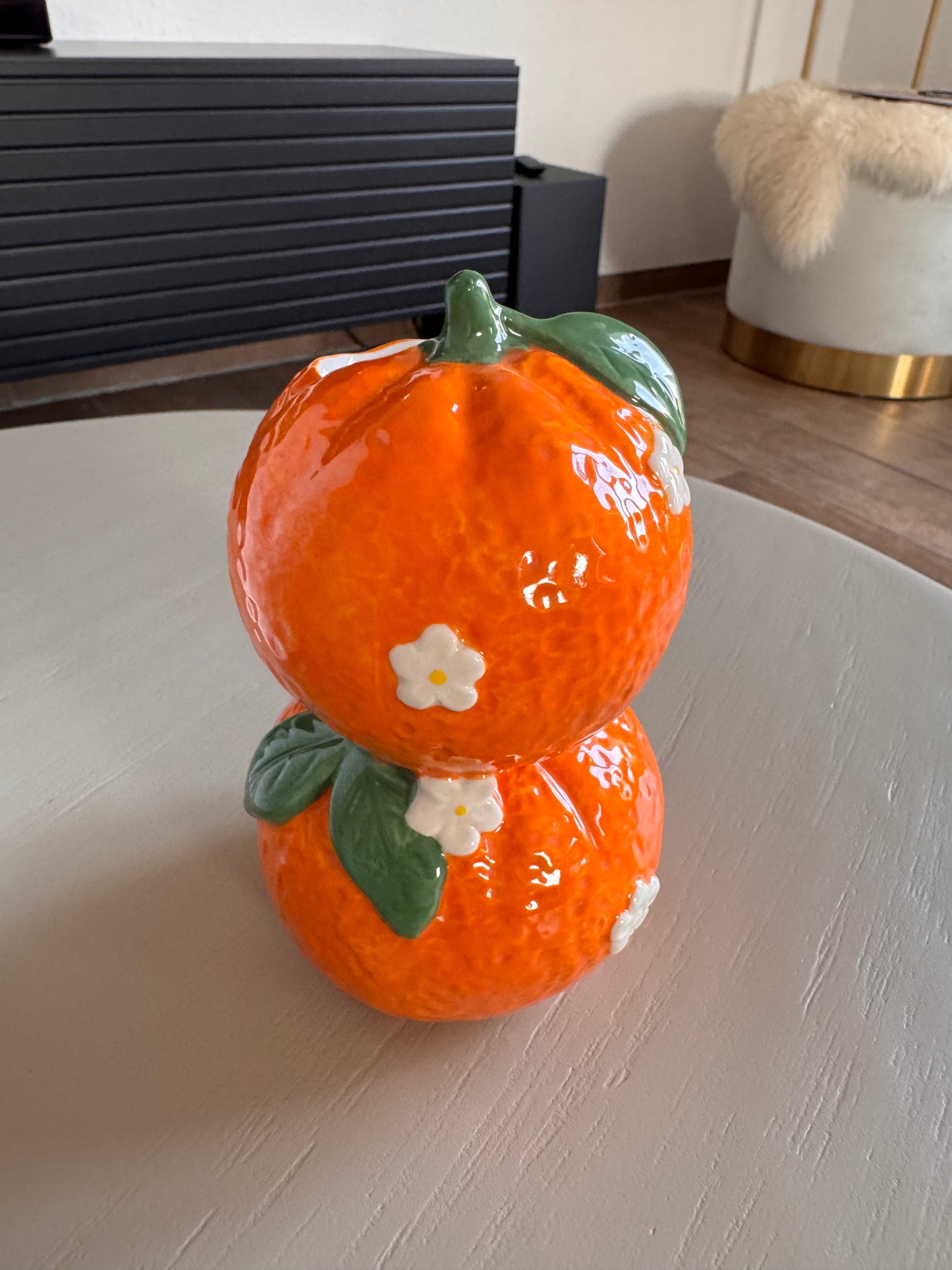 Orangen-Vase mit weißen Blüten