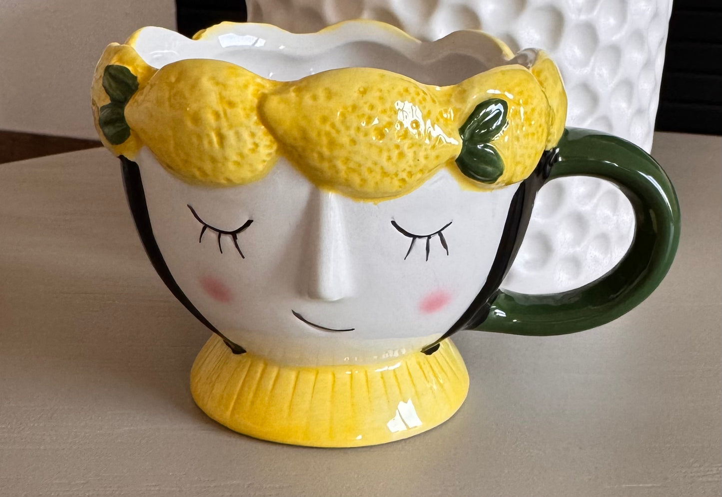 Becher Keramikgesicht Zitronen