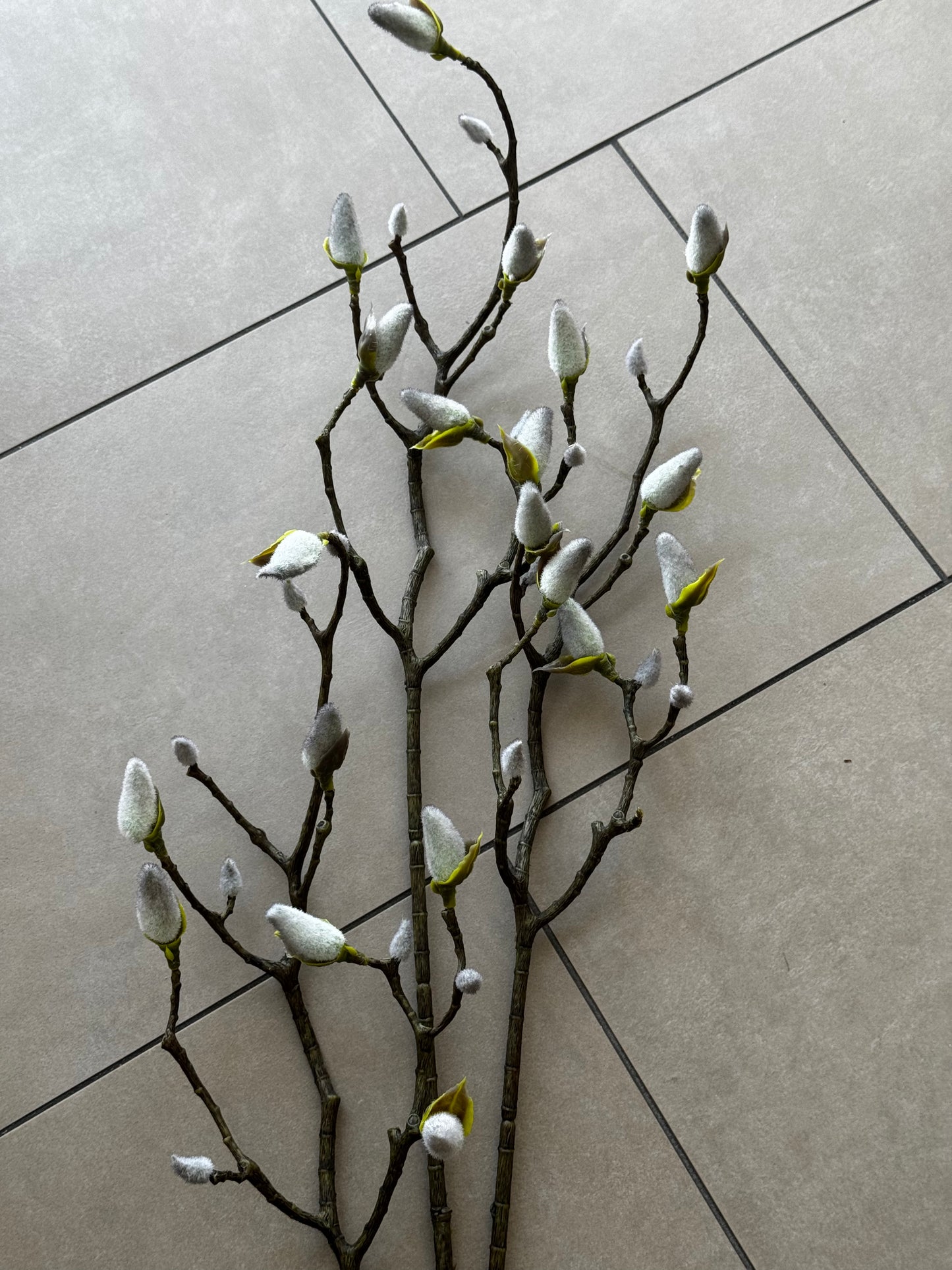 Künstlicher Magnolienzweig mit Knospen in Grau  123 cm von Jelle Quint