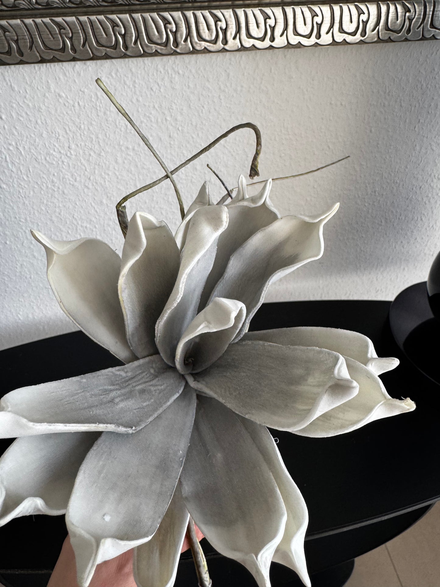 Künstliche Blume in Grau/Weiß von Luimes & Luimes