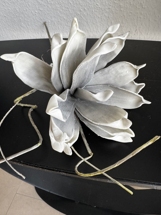 Künstliche Blume in Grau/Weiß von Luimes & Luimes