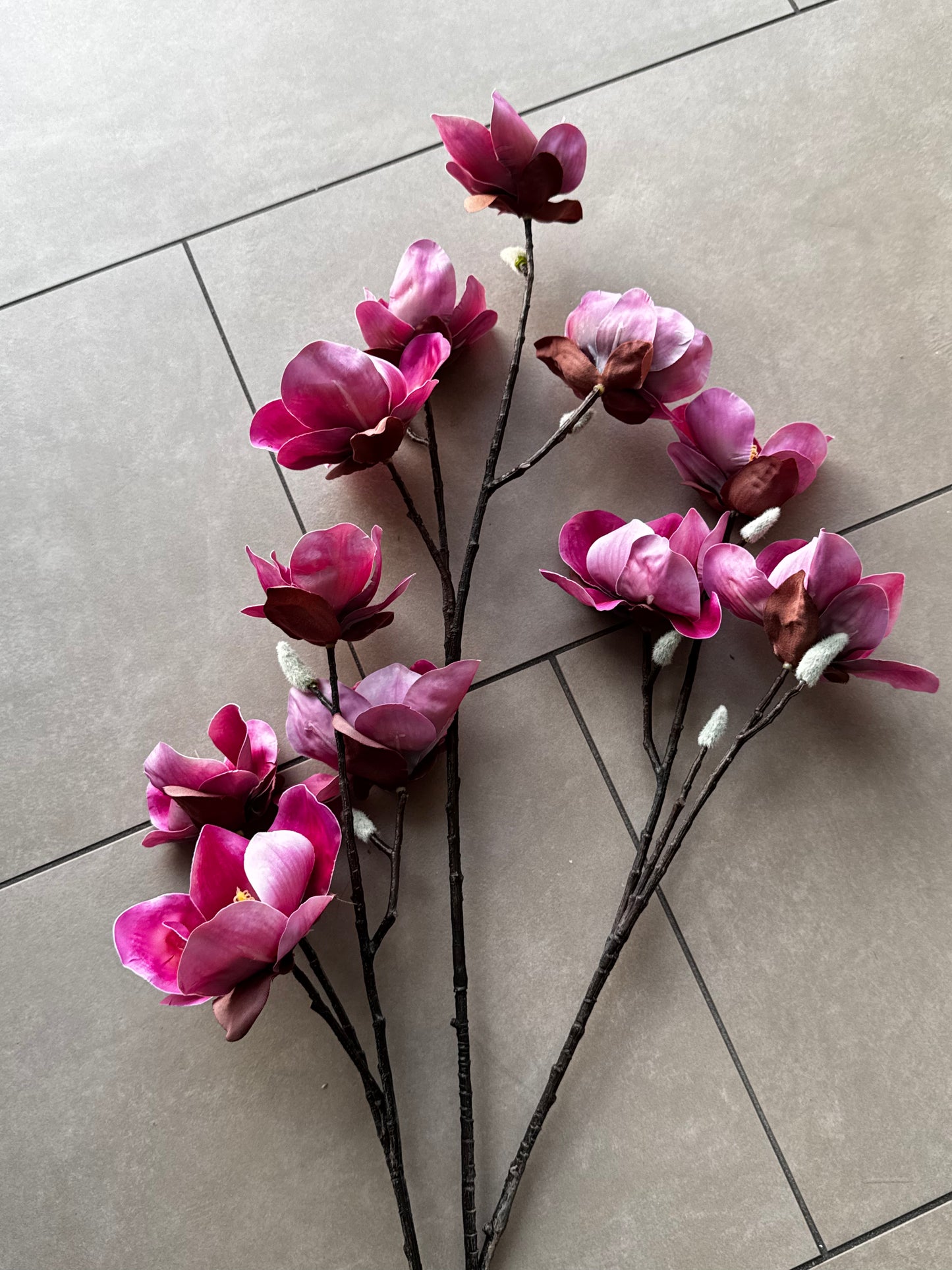 Künstlicher Magnolienzweig in Fuchsia 102  cm von Jelle Quint