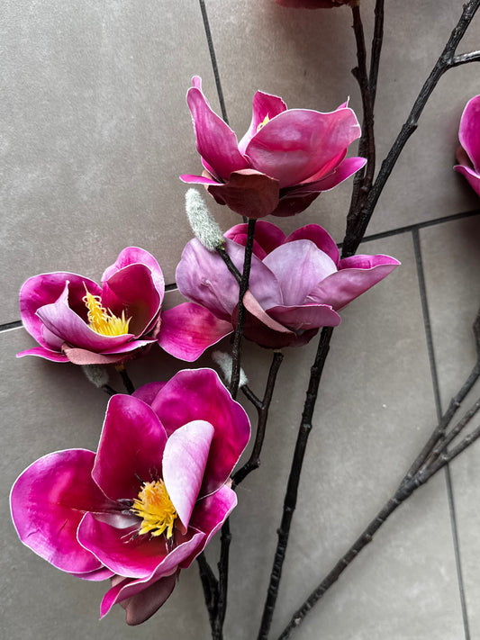 Künstlicher Magnolienzweig in Fuchsia 102  cm von Jelle Quint