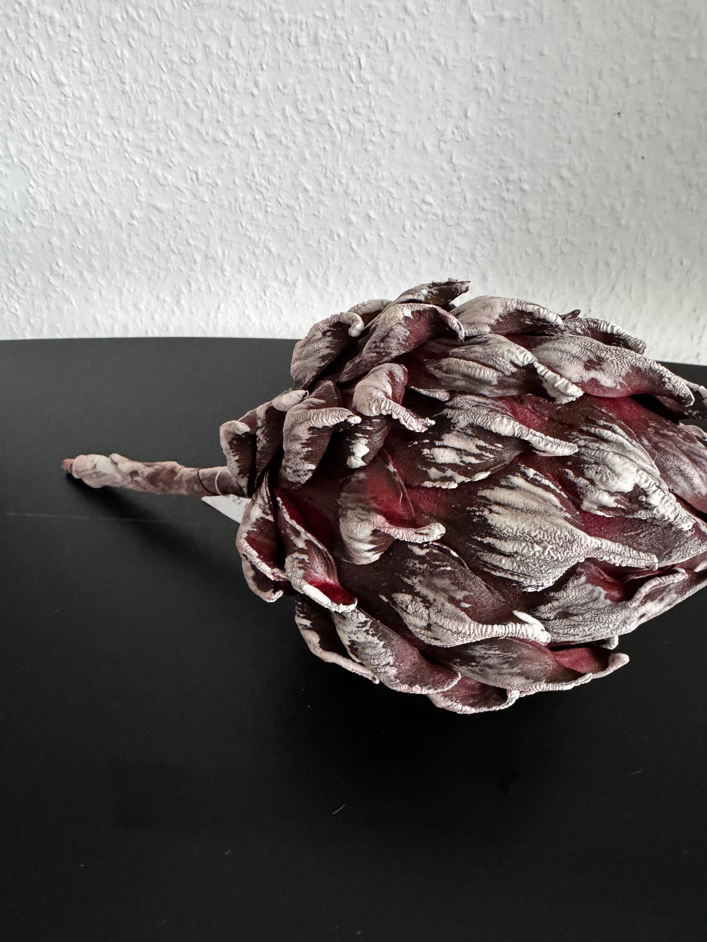 Artischocken Knospe mit Stiel Lisa in Frostet Burgundy by Luimes & Luimes