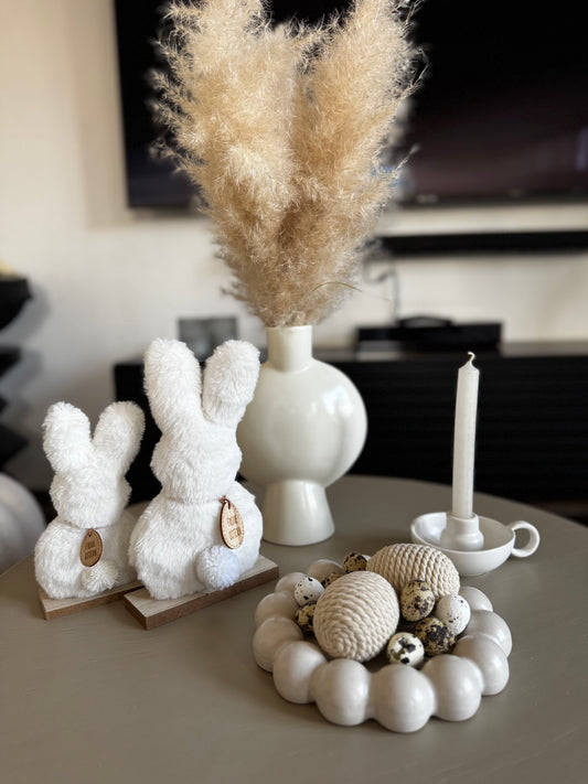 Flauschiger Deko-Hase in Weiß auf Holzsockel von Corios  18 cm