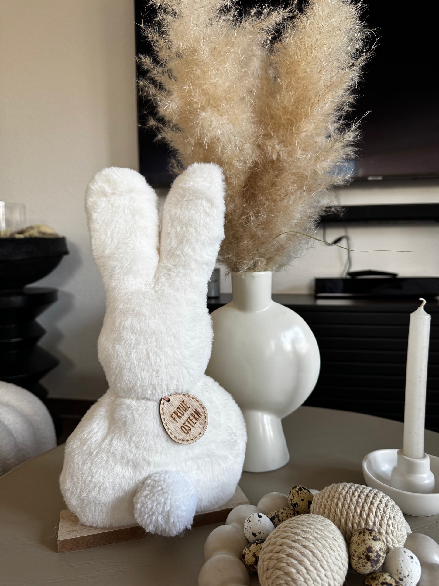 Flauschiger Deko-Hase in Weiß auf Holzsockel von Corios 23 cm