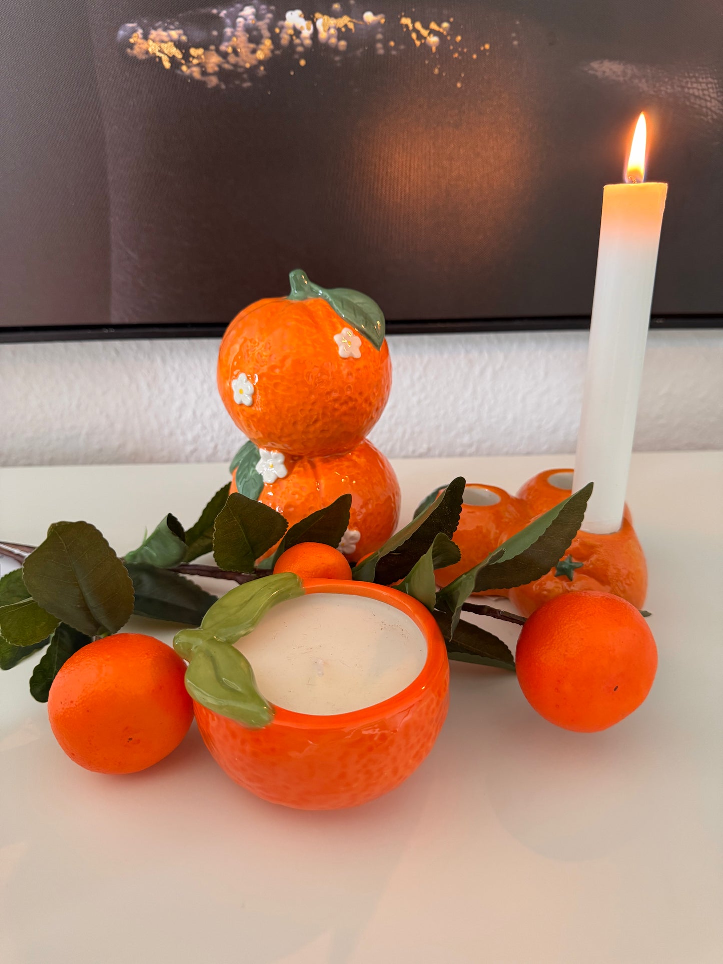 Kerze in Kerzenhalter in Orangenform