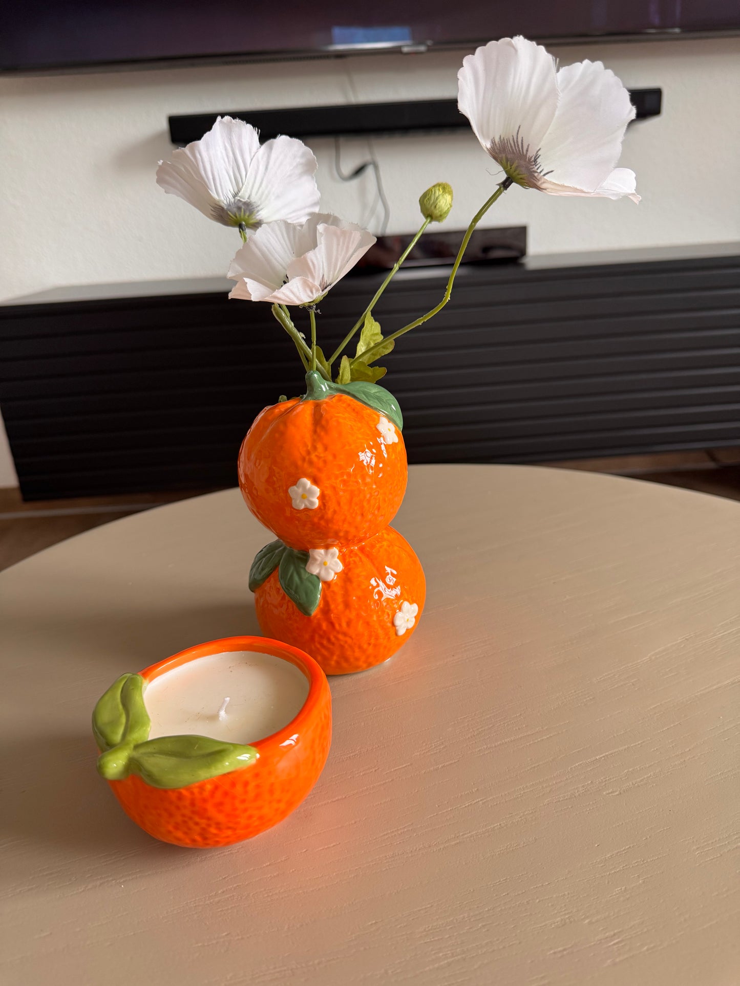 Orangen-Vase mit weißen Blüten