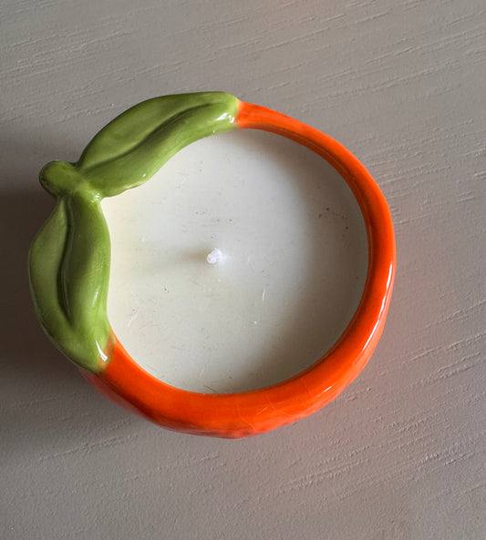 Kerze in Kerzenhalter in Orangenform