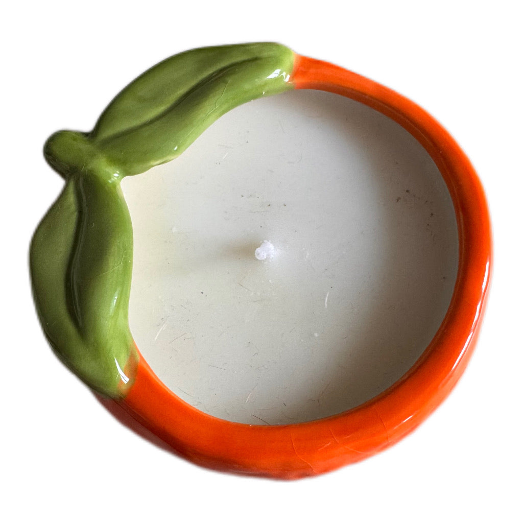 Kerze in Kerzenhalter in Orangenform