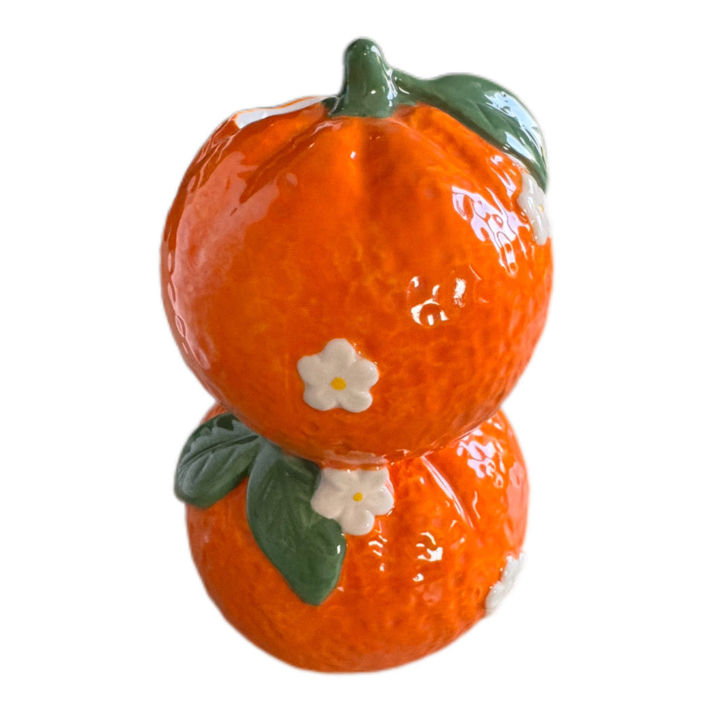 Orangen-Vase mit weißen Blüten