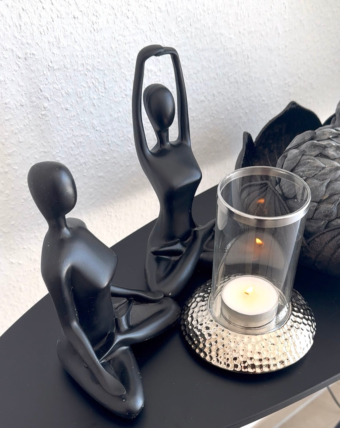 Skulptur "offener Lotus"- elegante Figur in Schwarz von Present Time