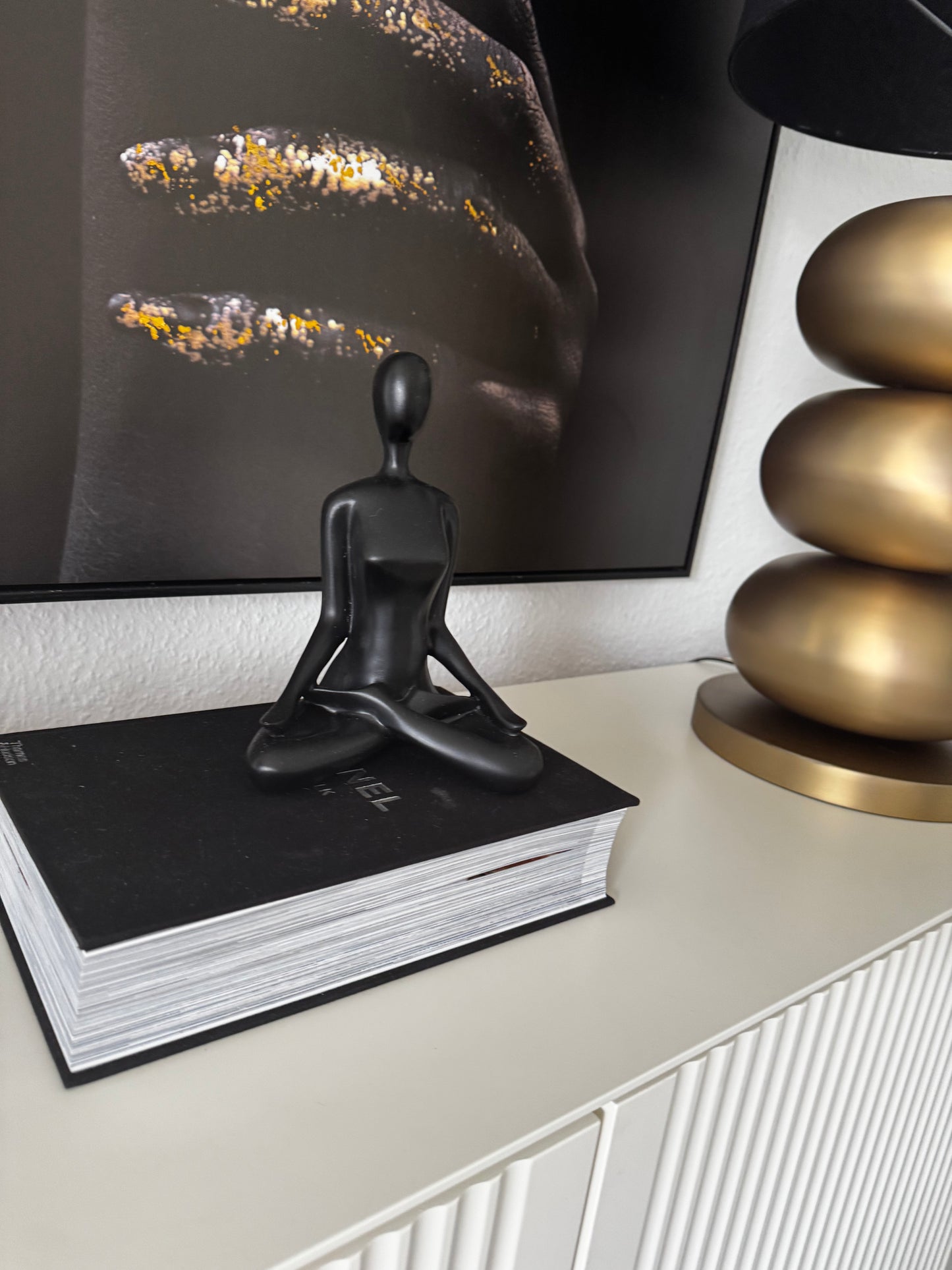 Skulptur "offener Lotus"- elegante Figur in Schwarz von Present Time