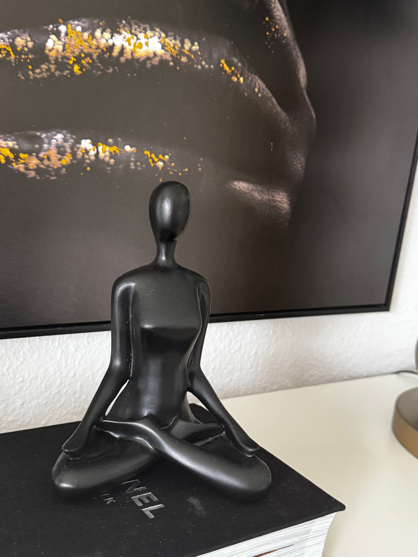 Skulptur "offener Lotus"- elegante Figur in Schwarz von Present Time