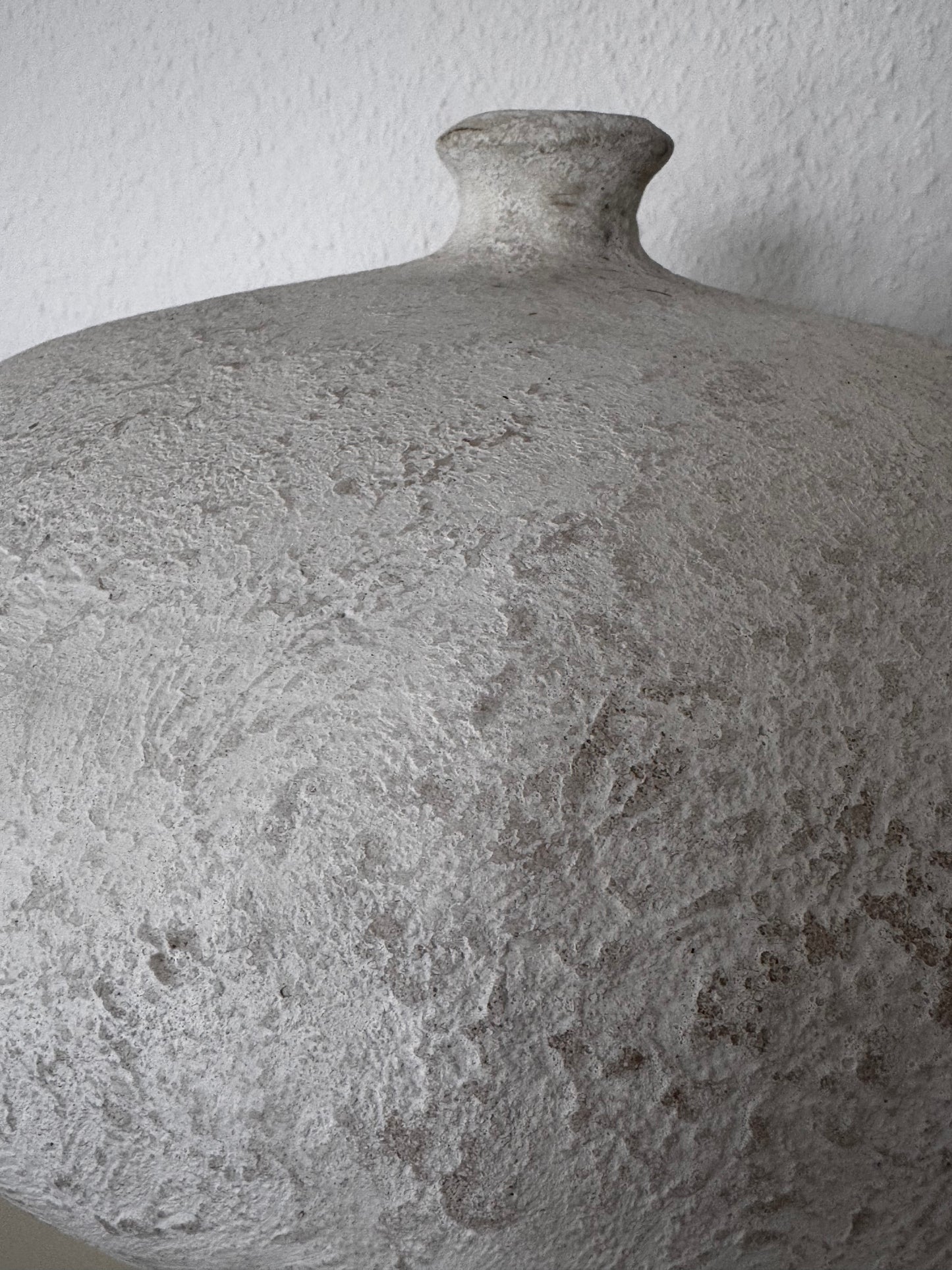 Blumenvase Steingut in Weiß in organischen Design 39x39x23 cm Jelle Quint Keramiek
