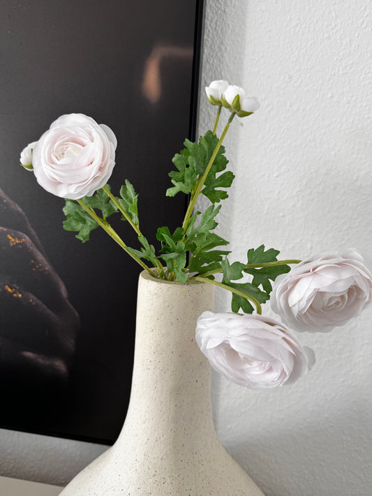 Künstlicher Ranunkel in zartem Weiß/rosé 62 cm