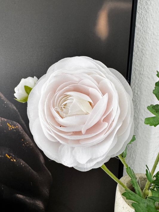 Künstlicher Ranunkel in zartem Weiß/rosé 62 cm