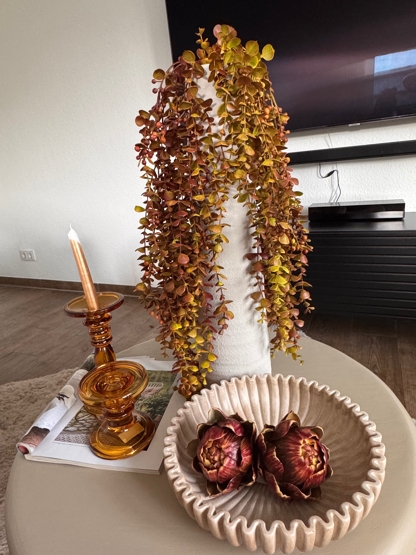 Künstlicher  Eukalyptus -für stilvolle Dekoration hängend Senfarbend