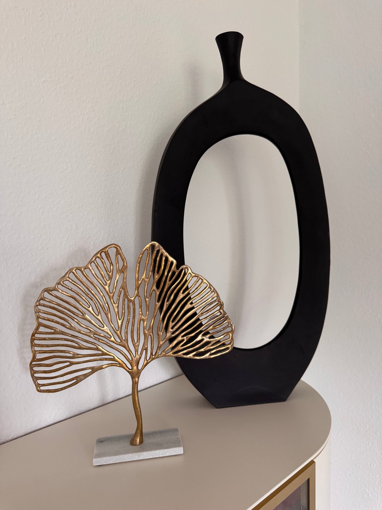 Deko Objekt Ginkgo Blatt in Gold auf Sockel von Light & Living