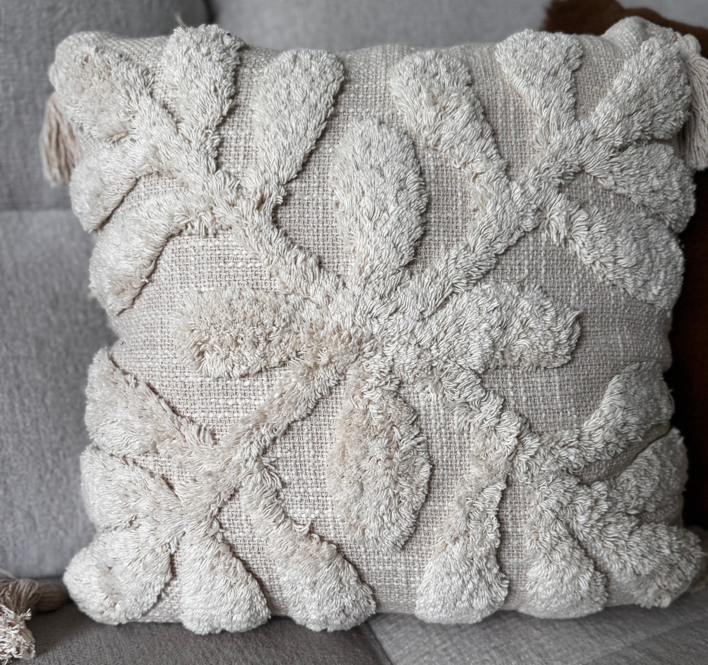 Dekokissen in Creme-Weiß 45x45 cm mit Bommeln