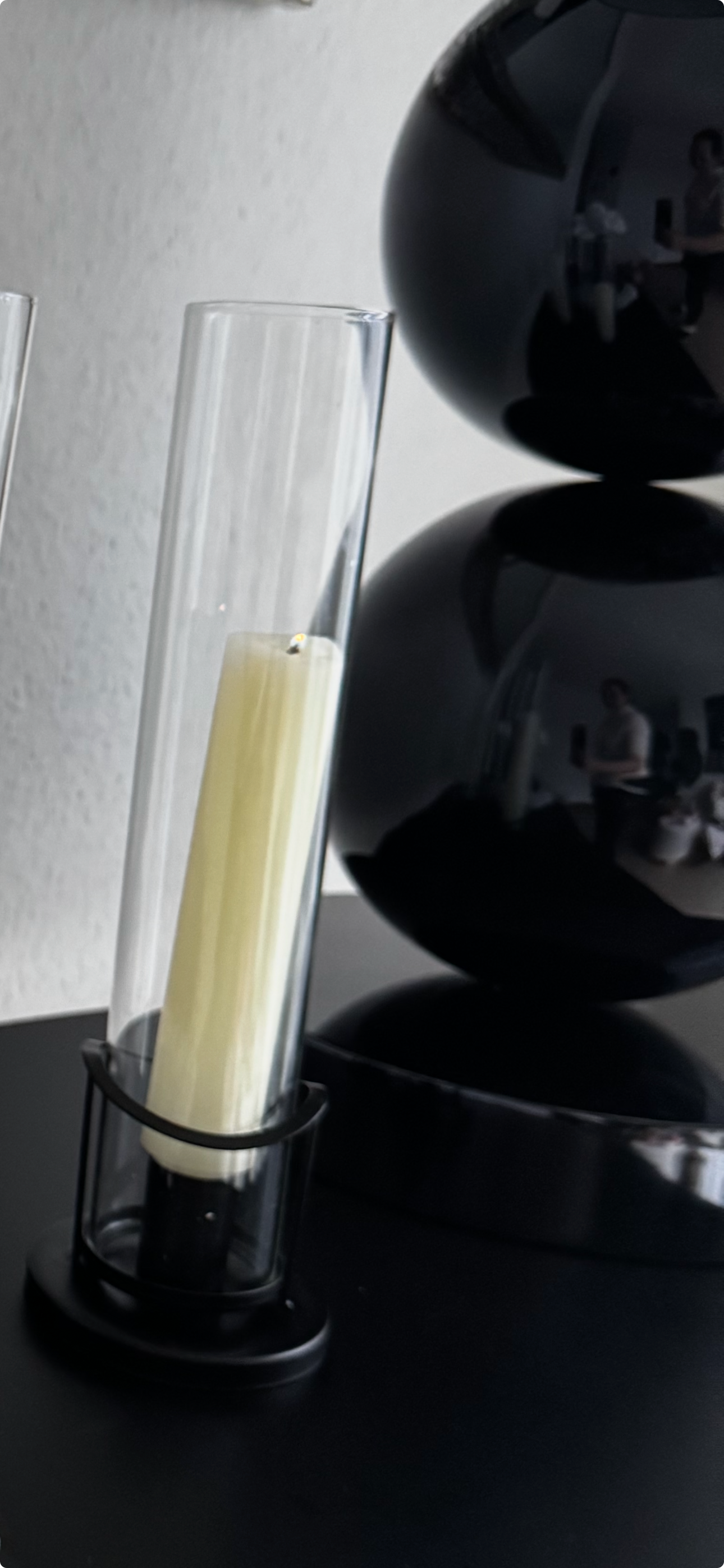 Moderner Kerzenhalter aus Glas & schwarzem Metall von Exner