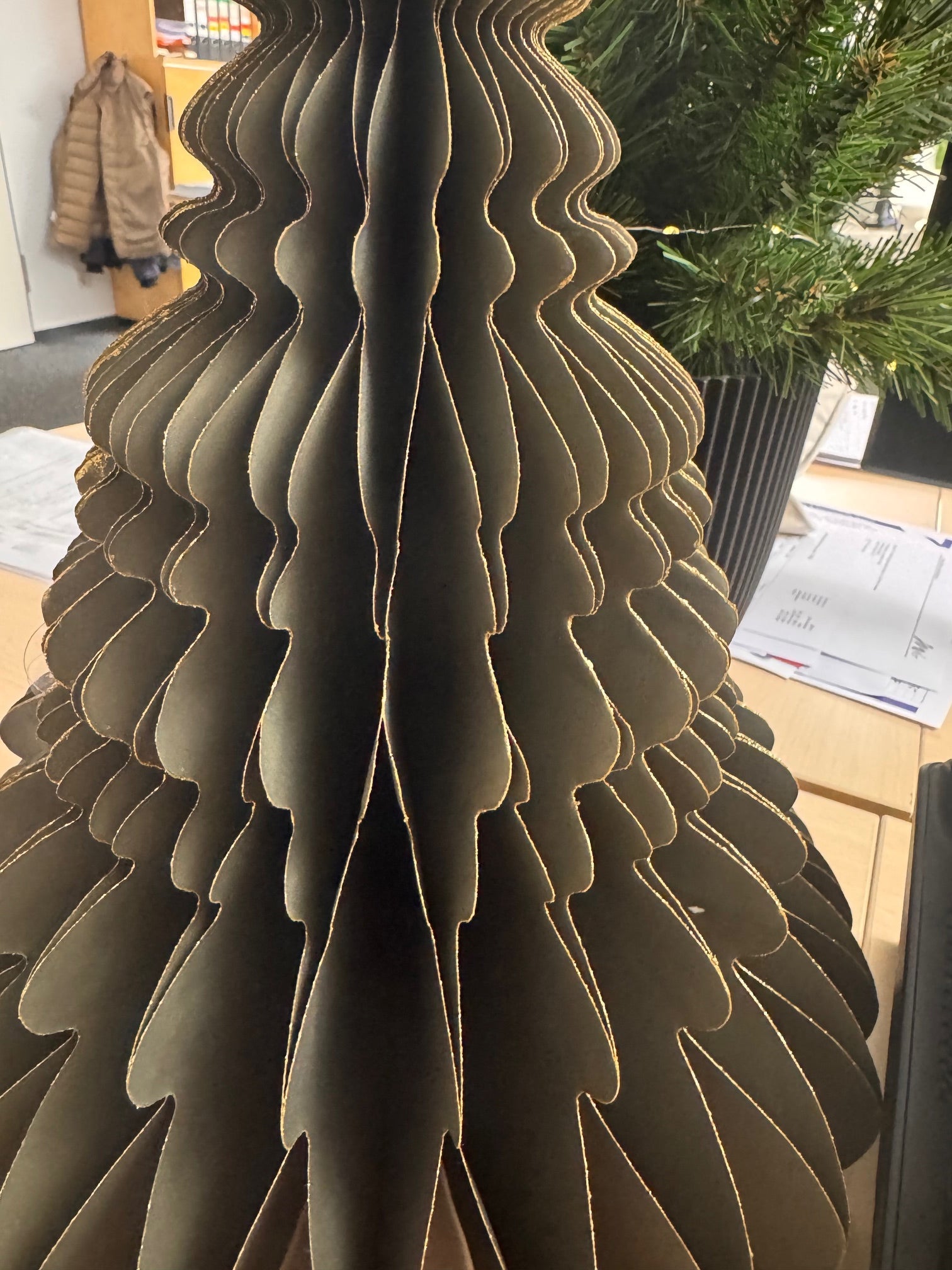 Exklusiver Weihnachtsbaum aus Papier in Waldgrün ca. 40 cm von MrsBLOOM - JP Lifestyle & More