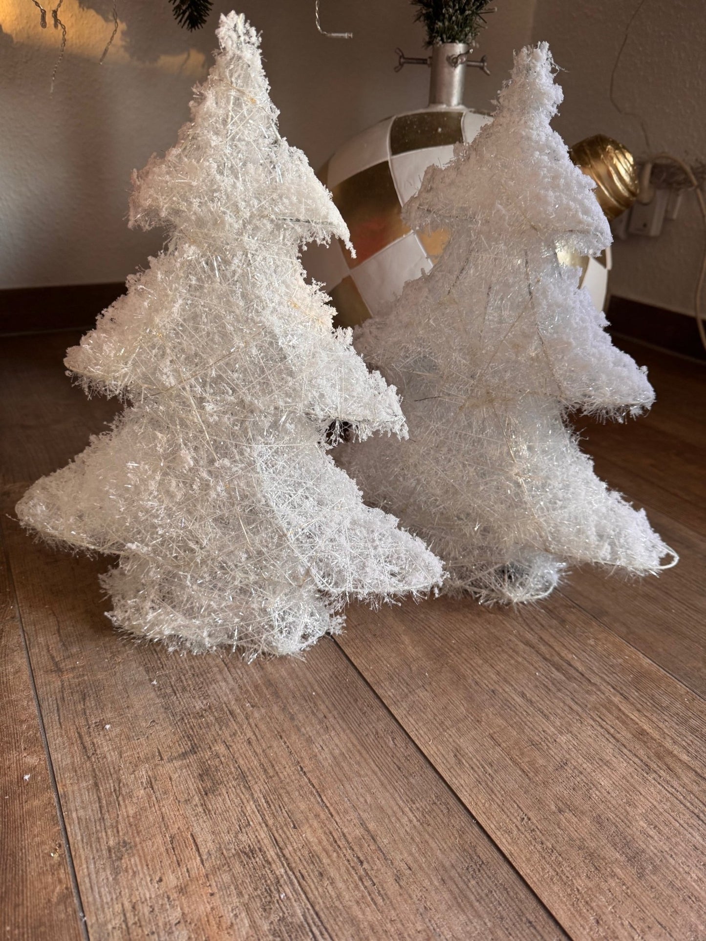 Funkelnder Winterzauber-LED Deko Tannenbaum in Schneeweiß von Countryfield - JP Lifestyle & More