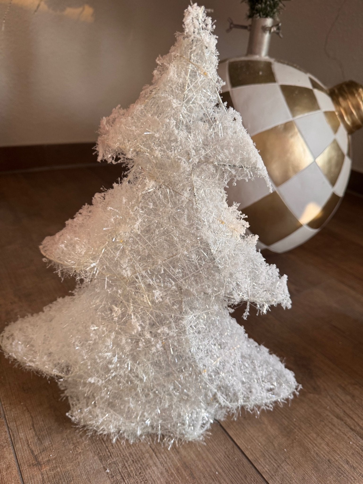 Funkelnder Winterzauber-LED Deko Tannenbaum in Schneeweiß von Countryfield - JP Lifestyle & More