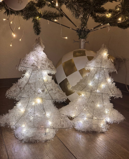 Funkelnder Winterzauber-LED Deko Tannenbaum in Schneeweiß von Countryfield - JP Lifestyle & More