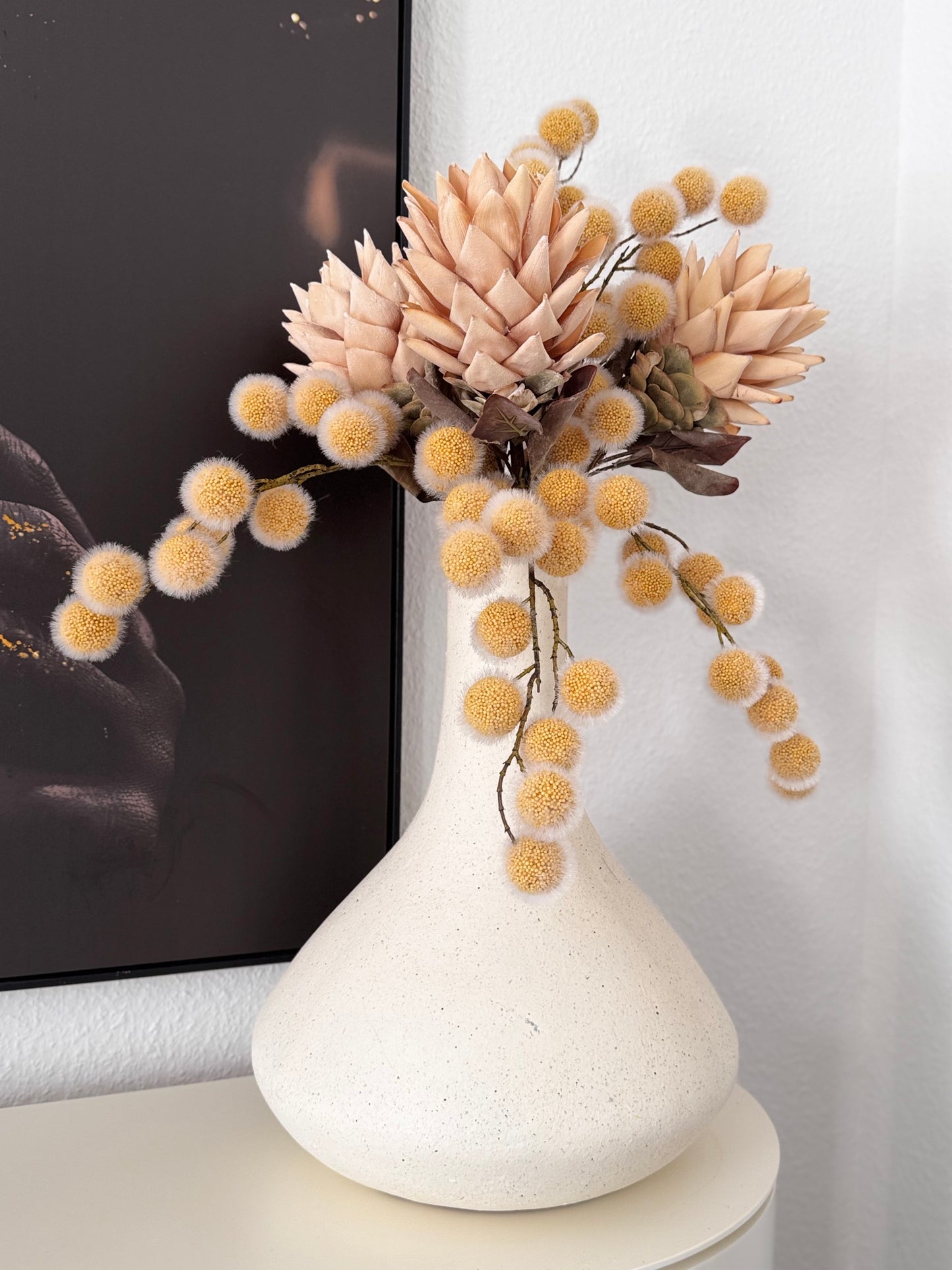 Kunstblume Poppy Berry in Ockergelb von Present Time